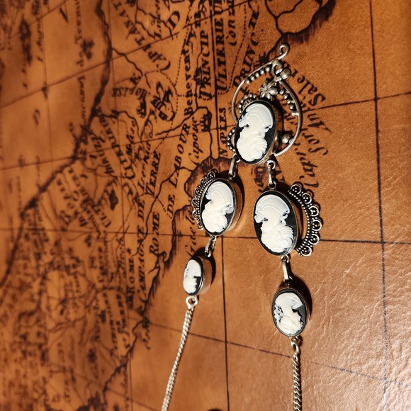 Silver Cameo set chain and earrings - Picture 2 of 6